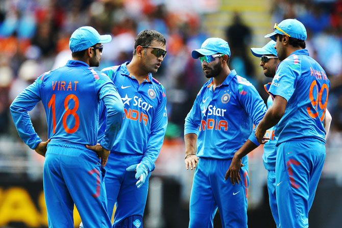 MS Dhoni in conversation with his players