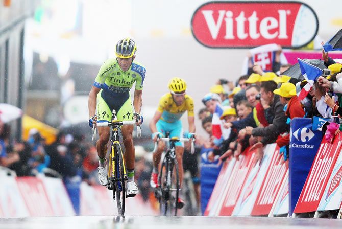 Spain and Tinkoff-Saxo's Alberto Contador (left) puts in a late attack to gain seconds on Italy and the Astana Pro Team's Vincenzo Nibali on stage eight of the 2014 Tour de France. Photograph: Bryn Lennon/Getty Images