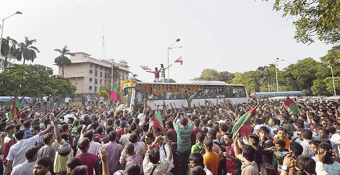 A sea of Mohun Bagan fans line the streets of Kolkata as they welcome the victorious team