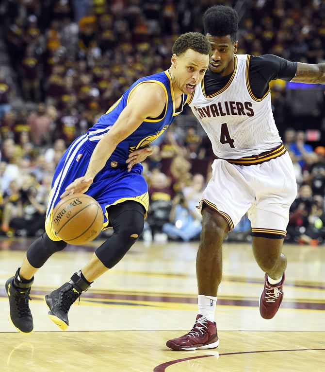 Golden State Warriors guard Stephen Curry (30) drives to the basket against Cleveland Cavaliers guard Iman Shumpert (4)