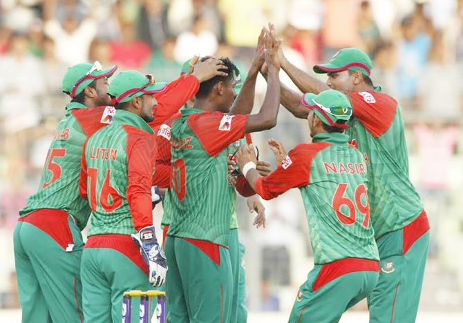 Bangladesh's Mustafizur Rahman, centre, celebrates with his teammates