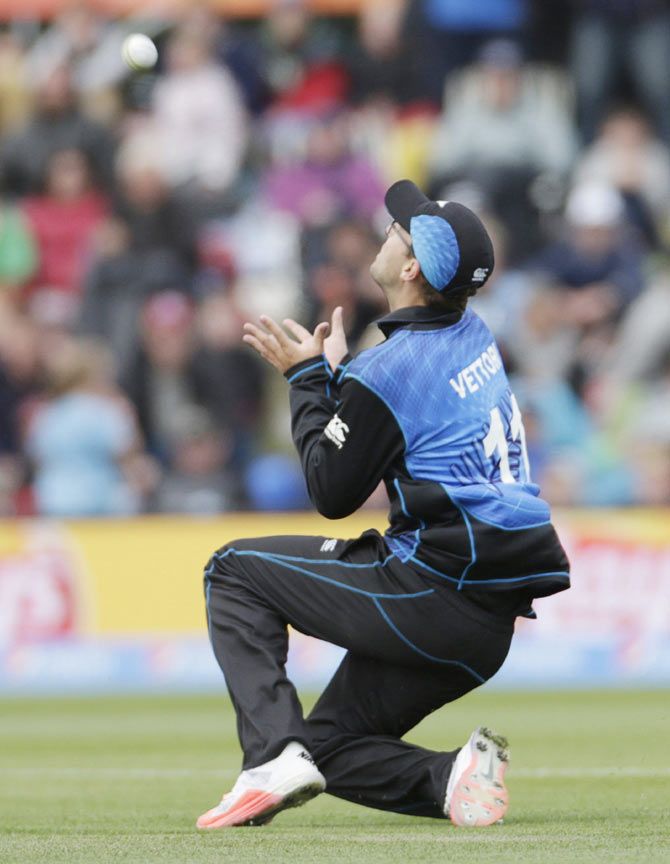 New Zealand's Daniel Vettori takes a catch to dismiss Sri Lankan batsman Angelo Mathews during their match in Christchurch on February 14