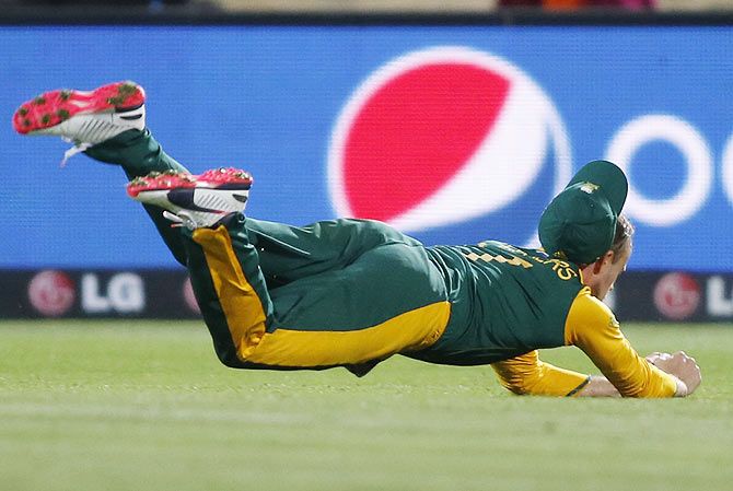 South Africa's AB De Villiers dismisses Zimbabwe's Tinashe Panyangara out caught during their match in Hamilton on February 15