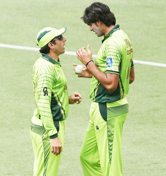 Pakistan's Misbah ul Haq speaks to his bowler Mohammad Irfan