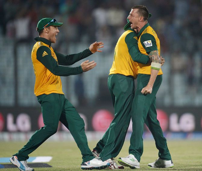 Dale Steyn of South Africa celebrates with captain Faf du Plessis