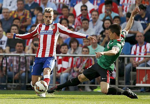 Atletico Madrid's Antoine Griezmann (left) fights for the ball with Athletic Bilbao's Unai Bustinza during their La Liga match at Vicente Calderon stadium in Madrid, on Saturday