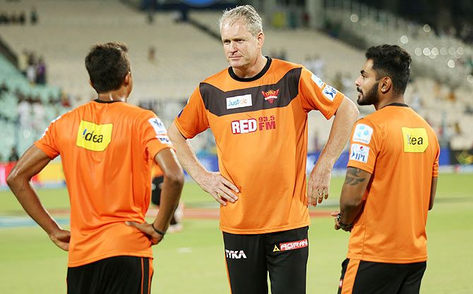 Tom moody coach of Sunrisers Hyderabad speaks to his players
