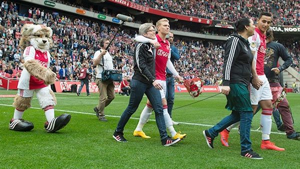 Ajax players walk on to the pitch with their mothers to celebrate Mother’s Day on Sunday