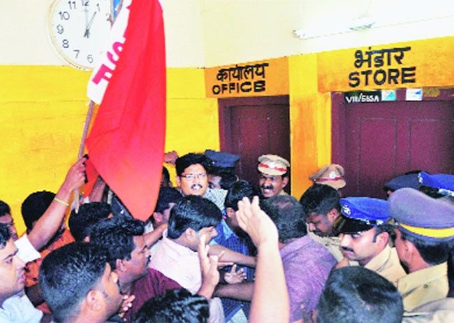 Locals protest at the SAI centre in Alappuzha