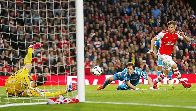Arsenal's Olivier Giroud has a shot saved by Sunderland's Costel Pantilimon