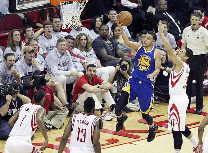 Golden State Warriors guard Stephen Curry (30) shoots past Houston Rockets guard Nick Johnson (3) during the game in game three of the Western Conference Finals of the NBA Playoffs at Toyota Center