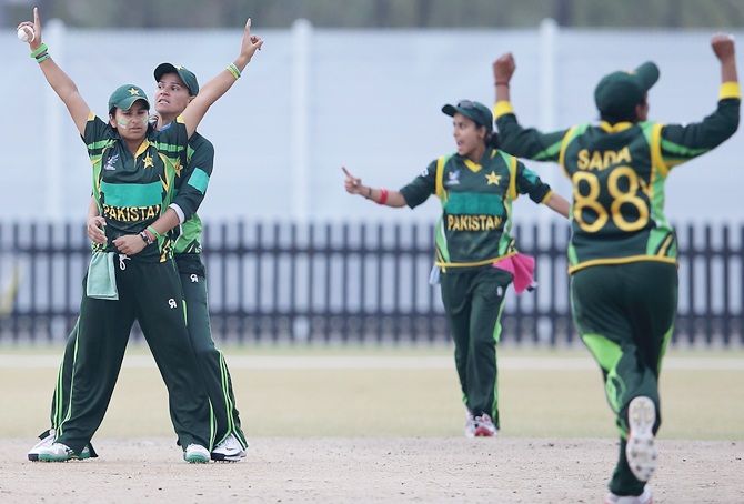 Nida Rashid of Pakistan, left, celebrates with teammates