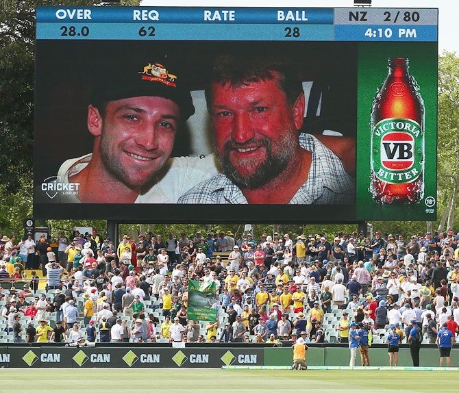 Spectators pay tribute to former cricketer Phillip Hughes 