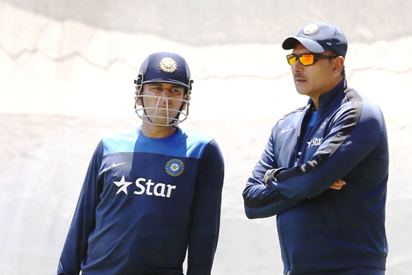 MS Dhoni talks to India Director of Cricket Ravi Shastri 
