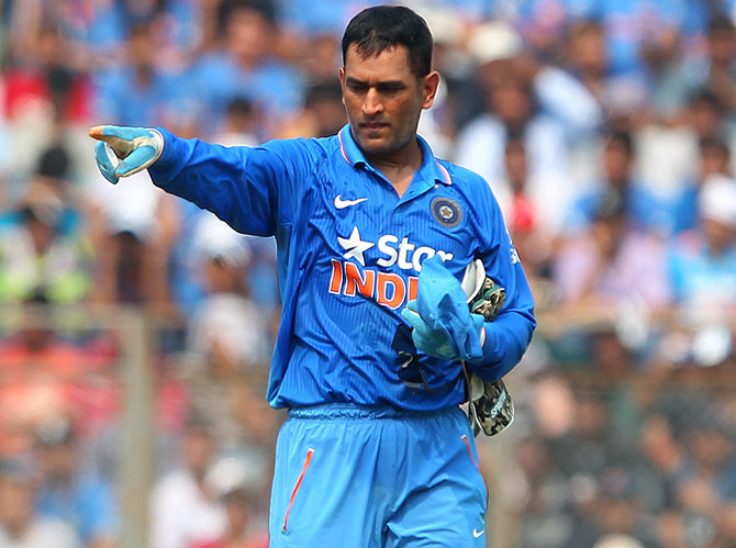 Indian captain MS Dhoni sets the field during the fifth ODI in Mumbai 