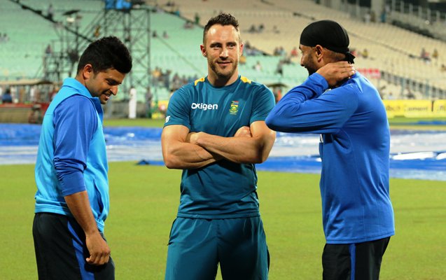Faf du Plessis of South Africa (center) chats with India's Suresh Raina and Harbhajan Singh 