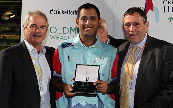 Allan Lamb and man of the match MS Dhoni 