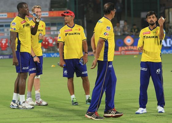 Rahul Dravid, the mentor of Delhi Daredevils, with team players during a training session