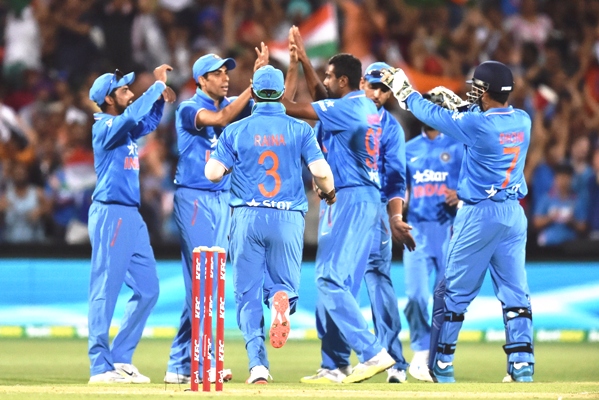 Indian players celebrate after Ashish Nehra's catch 
