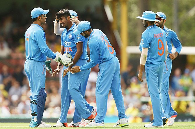 Jasprit Bumrah India celebrates a wicket with captain Mahendra Singh Dhoni and teammates