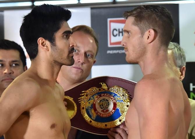 Vijender Singh and Kerry Hope face-off