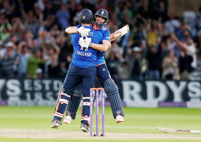 England's Liam Plunkett (left) celebrates with Chris Woakes after hitting a six from the last ball to draw the match