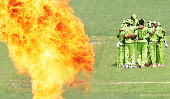 Pakistan cricketers form a huddle