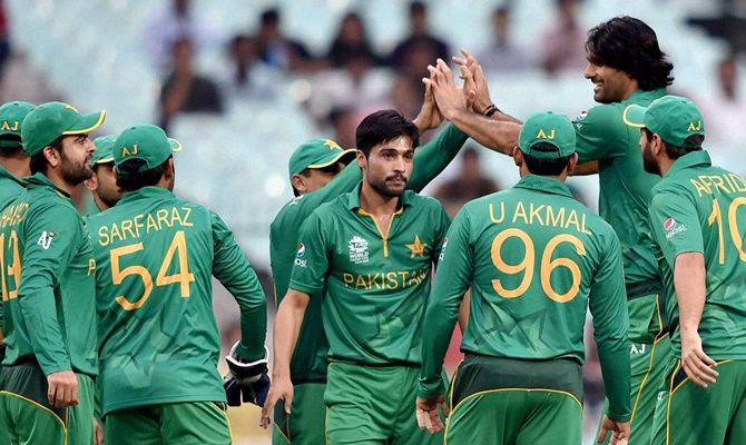  Pakistan's Mohammad Irfan being greeted by teammates 