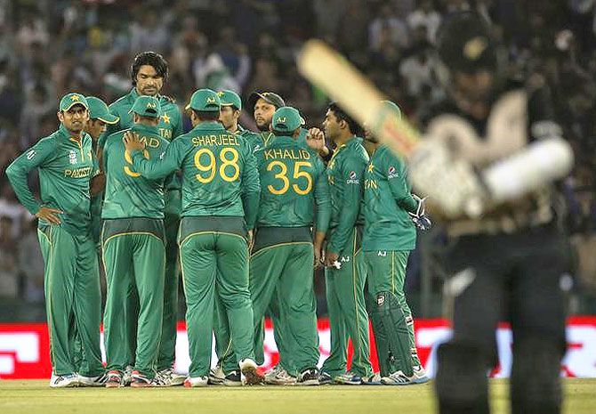 Pakistan's players celebrate the dismissal of New Zealand's captain Kane Williamson