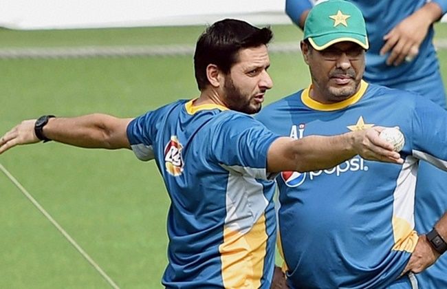 Shahid Afridi, left, and Waqar Younis during a training session
