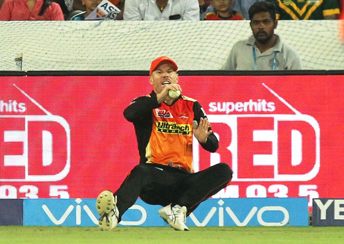 Surisers Hyderabad's captain David Warner takes a good catch on the boundary line to dismiss Delhi Daredevils' dangerous batsman Rishabh Pant
