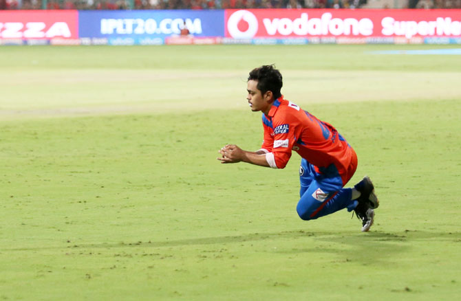 Ishan Kishan takes a blinder of a catch to dismiss RCB's Samuel Badree