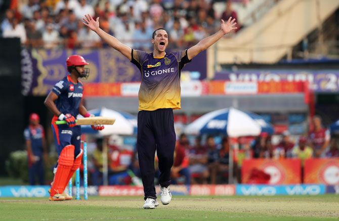 Nathan Coulter-Nile celebrates the wicket of Shreyas Iyer 