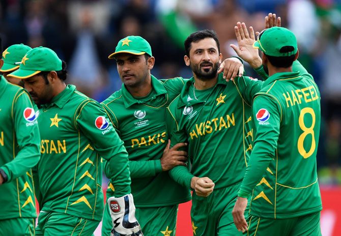 Pakistan's Junaid Khan (2nd right) celebrates after dismissing Sri Lanka's Dhanushka Gunathilleke