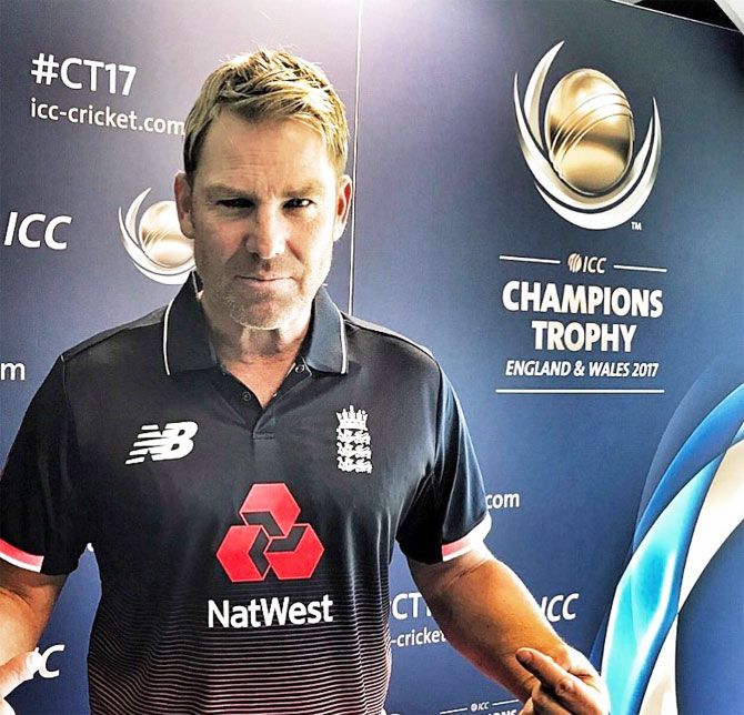 Shane Warne sportingly wears the England jersey after losing a bet against Sourav Ganguly