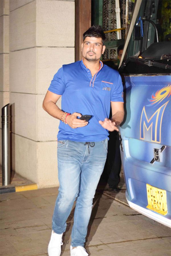 Mumbai Indians' Karn Sharma arrives at the venue