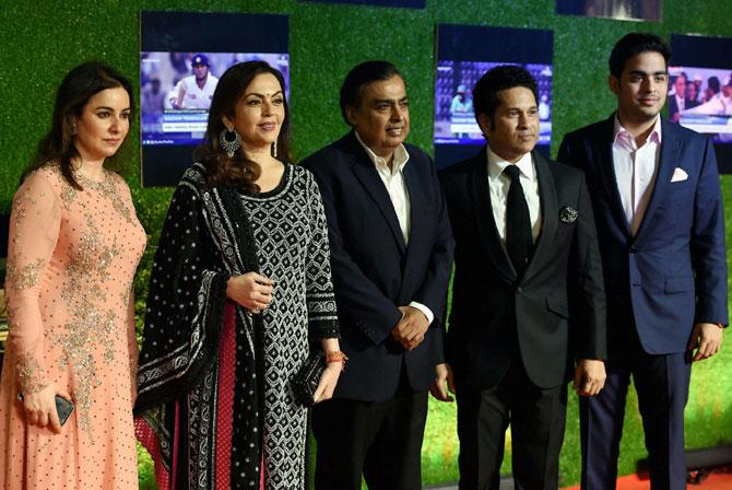 PHOTOS: Team India, Virat-Anushka, Big B, SRK Grace Sachin Tendulkar ...