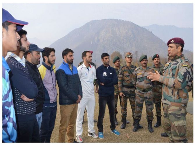Mahendra Singh Dhoni speaks with Kashmiri cricketers
