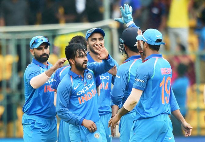 Kedar Jadhav celebrates with teammates after dismissing David Warner in the fourth ODI