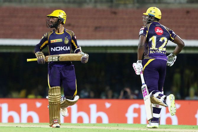 KKR's Dinesh Karthik and Andre Russell run between the wickets