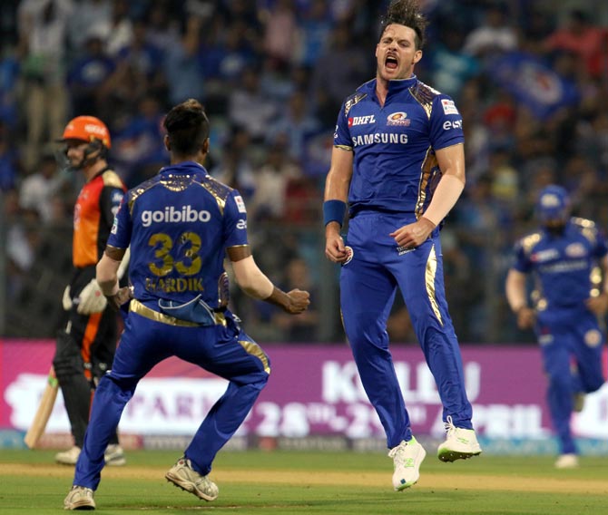 Mitchell McClenaghan celebrate the wicket of Shikhar Dhawan