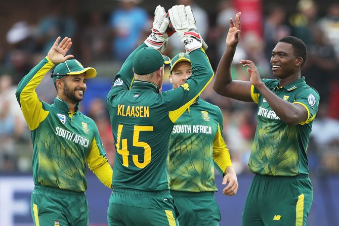 Lungi Ngidi (right) celebrates with teammates on claiming the wicket of Hardik Pandya in the 5th ODI