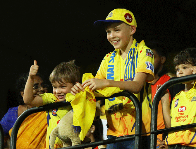 Shane Watson's son William gives him the thumbs up after his match-winning knock of 96 against Sunrisers Hyderabad on Tuesday