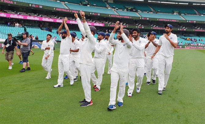 Virat Kohli leads the team in a lap of honour around the SCG after the match was abandoned and ended in a draw on Day 5 on Monday