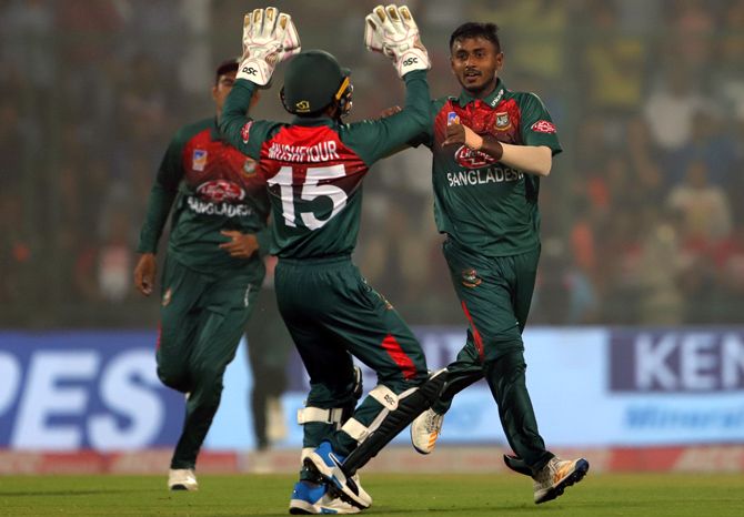 Bangladesh players celebrate the wicket of KL Rahul
