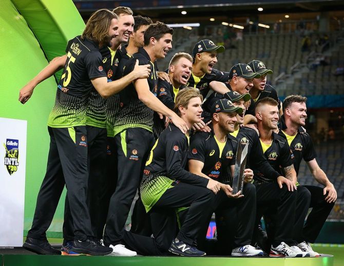 Australia players celebrate on winning the 3-match T20I series 2-0