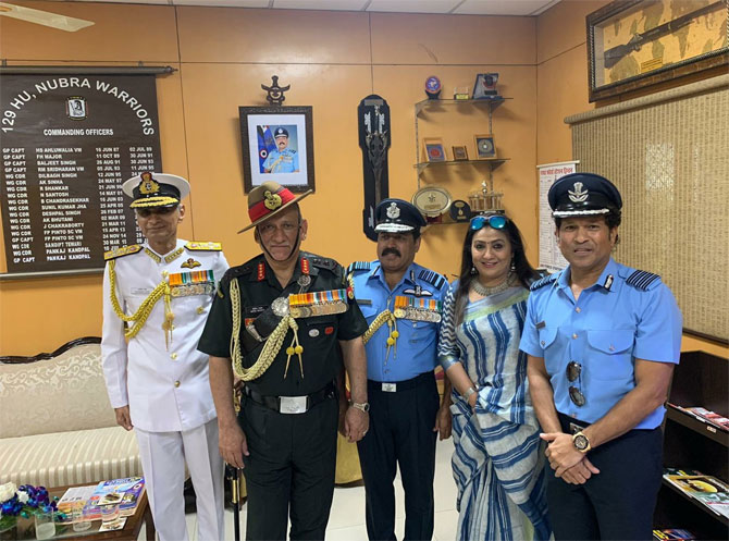 Sachin Tendulkar with Air Chief Marshal RKS Bhadauria and his wife Asha Bhadauria, General Bipin Rawat and Admiral Karambir Singh.