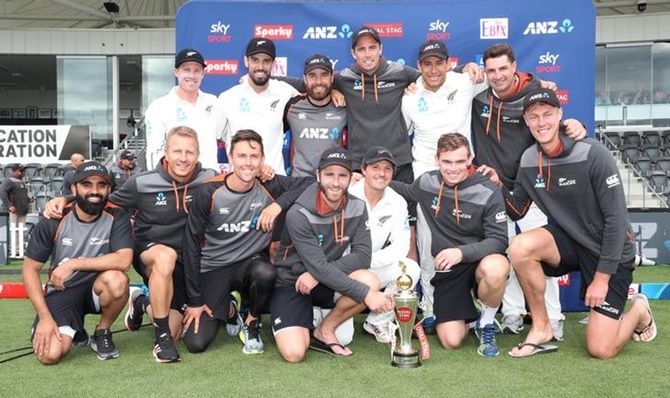  New Zealand's players pose with the Royal Stag trophy after defeating India in the second Test in Christchurch on Monday and winning the series 2-0. 