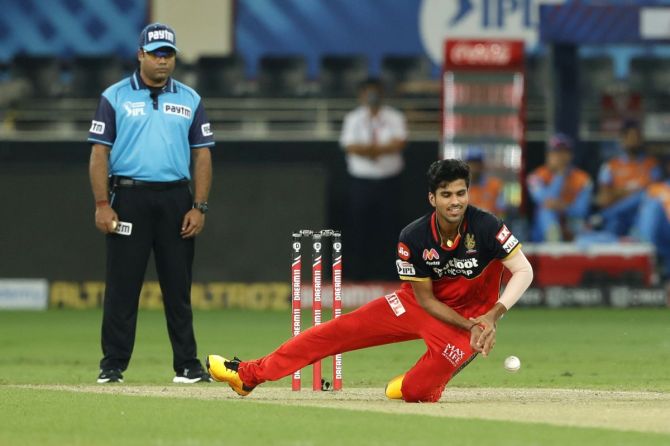 Washington Sundar returned with figures of 0 for 20 and was the pick of the bowlers for RCB
