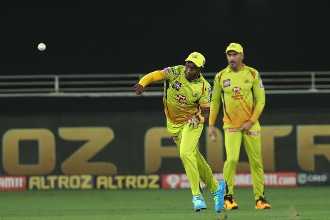 Dwayne Bravo throws the ball from mid-off to hit the stumps and run-out Manish Pandey.
